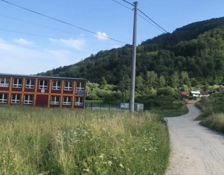 The Slovak Ministry of Education refuses to remove segregation of Roma children at the primary school in a village Muránska Dlhá Lúka. The court decided in its favour.